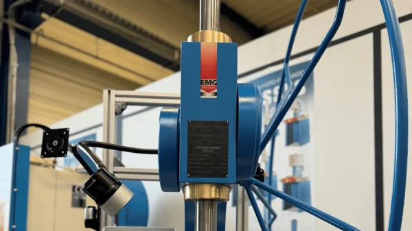 Maßgeschneiderte Realisierung einer speziellen Presse für die Luftfahrtindustrie