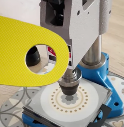 kreisförmiger Zuschnitt von Sohlen in der Podologie mit Kniehebelpresse.