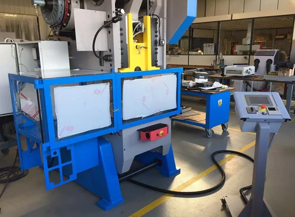 Gittereinhausungen und spezielle Schutzvorrichtungen für Industriepressen